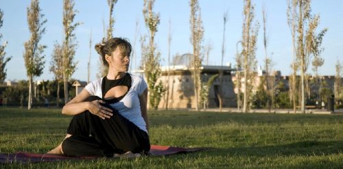 Ardha Matsyendrasana postura media torsion