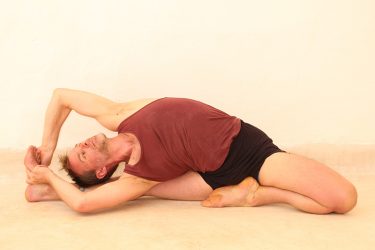 Chakrasana (o postura de la rueda): yoga de nivel intermedio que llenará de  fuerza tus brazos, piernas, abdomen y columna vertebral