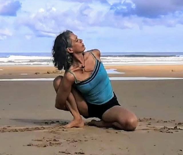 (Si lo deseas puedes consultar nuestras sesiones Online en el +34 615 404 183) YOGA TEMPRANO EN LA PLAYITA DE CANALLAVE, LIENCRES, CANTABRIA. ¡UN VERDADERO PLACER!  Namasteabrazo 💞 1